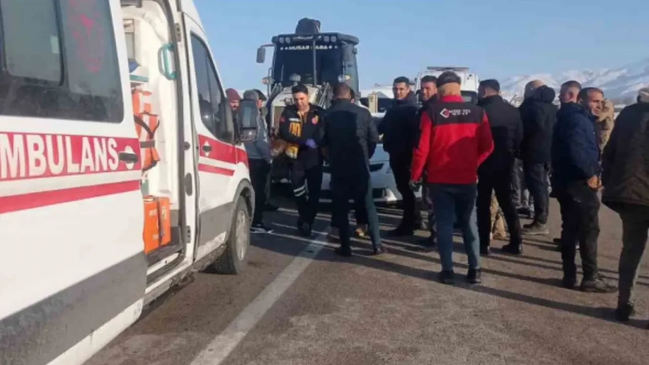 Van'da korkunç kaza: Otomobil ve iş makinesi çarpıştı 1'i bebek 5 kişi yaralandı 5