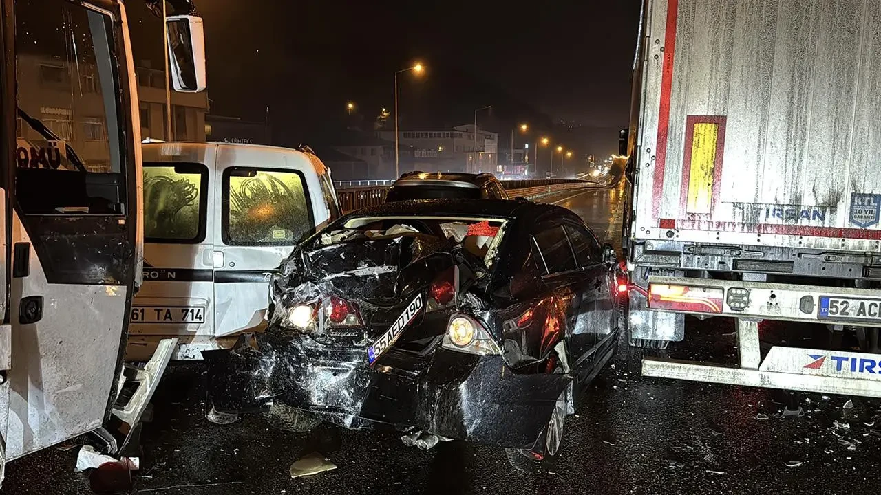 Samsun'da zincirleme trafik kazası: 8 araç birbirine girdi 1