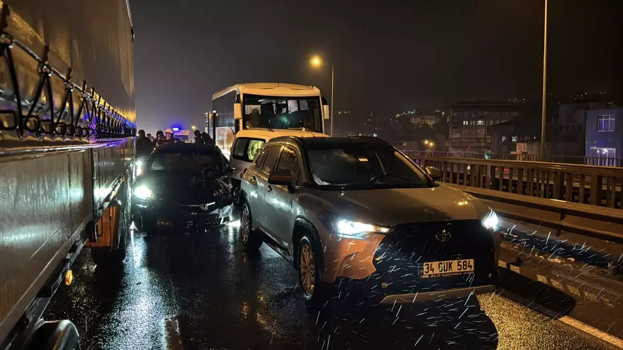 Samsun'da zincirleme trafik kazası: 8 araç birbirine girdi 2