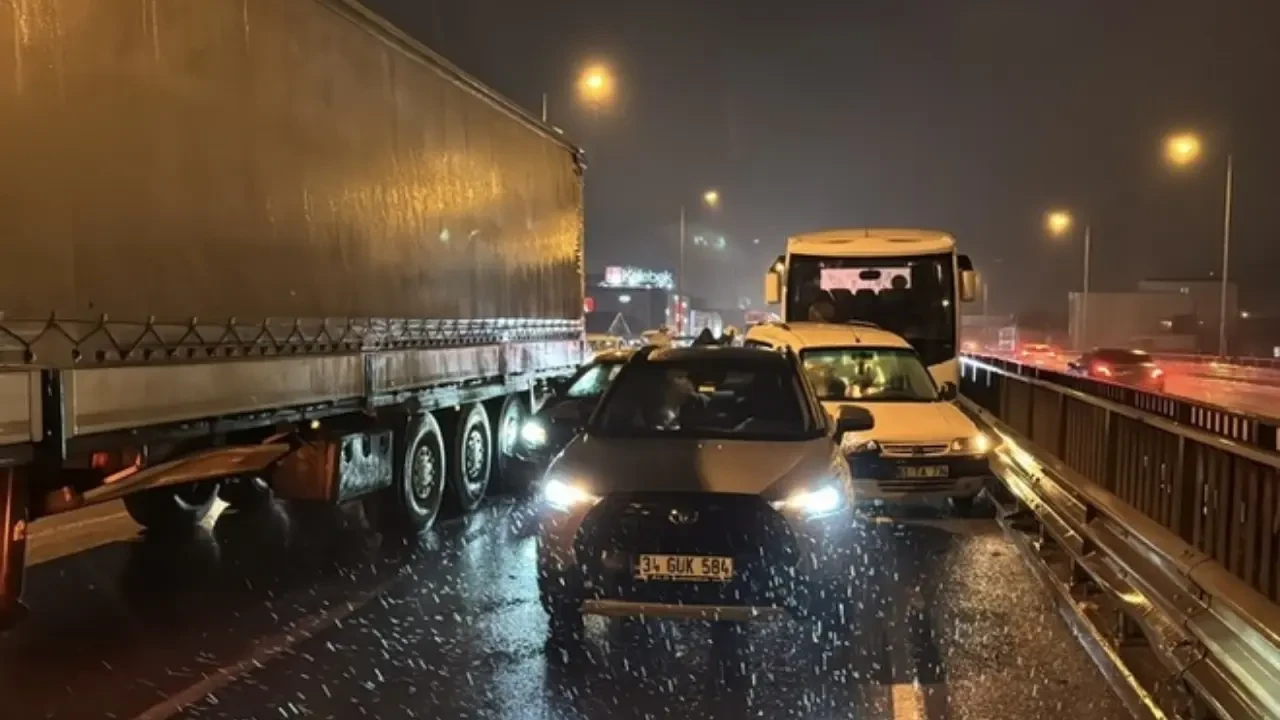 Samsun'da zincirleme trafik kazası: 8 araç birbirine girdi 3