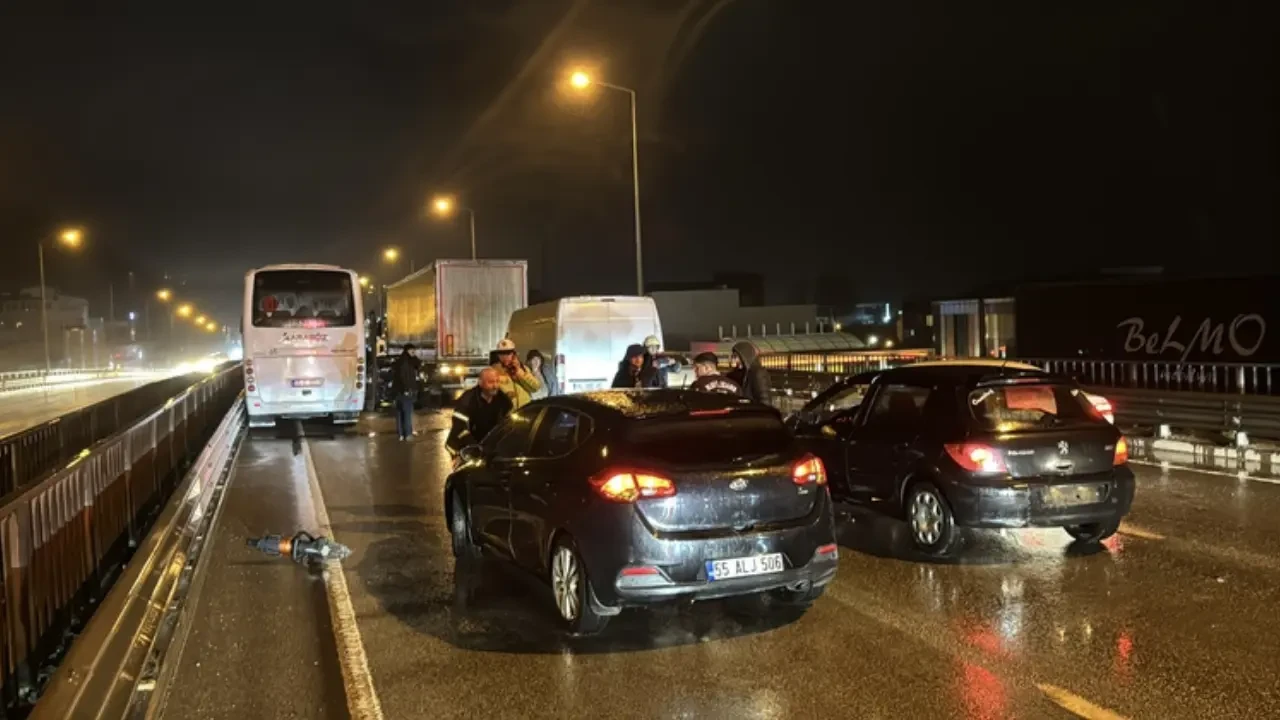 Samsun'da zincirleme trafik kazası: 8 araç birbirine girdi 5