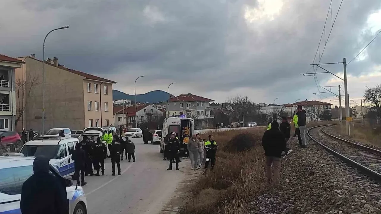 Kütahya'da kaçan sürücü kazaya karıştı: Araç demir yoluna devrildi 3