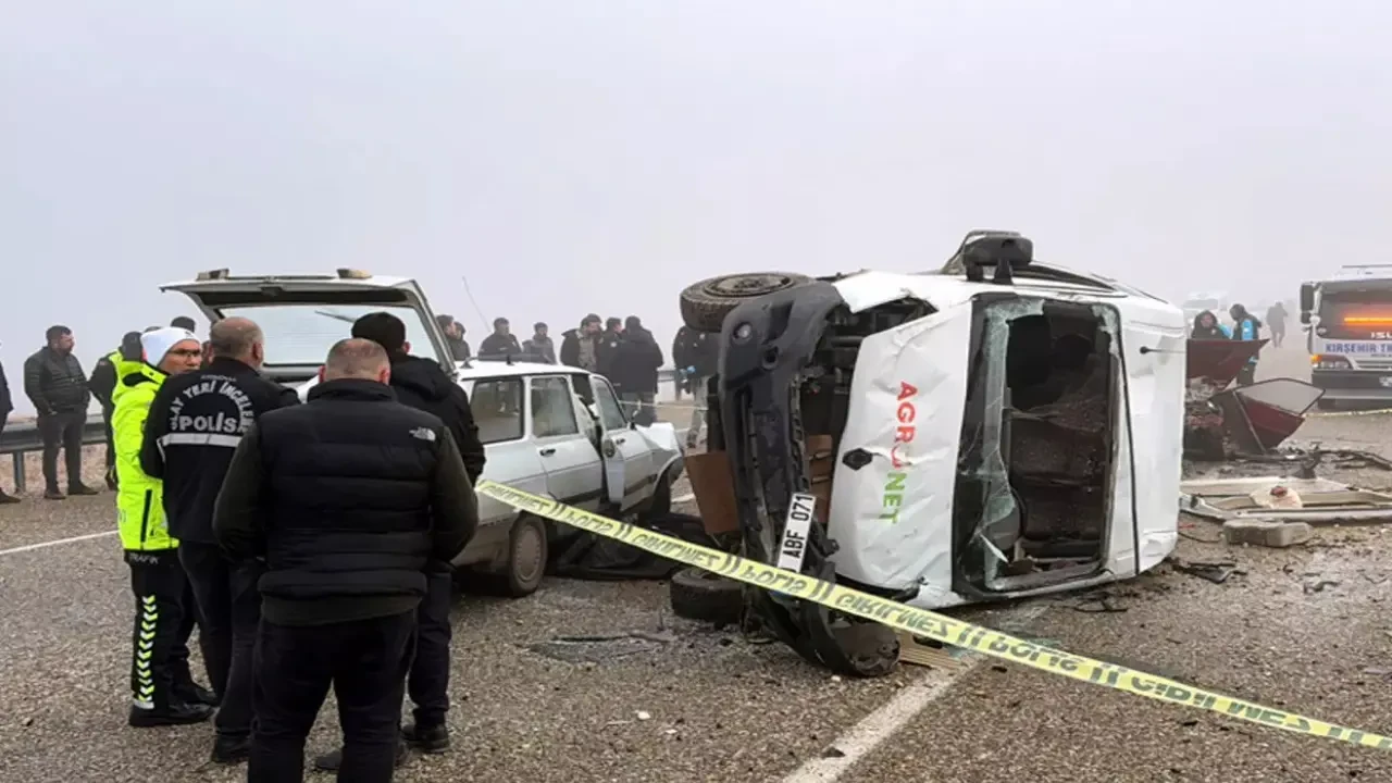 Kırşehir'de zincirleme kaza: 3 ölü, 18 yaralı 4