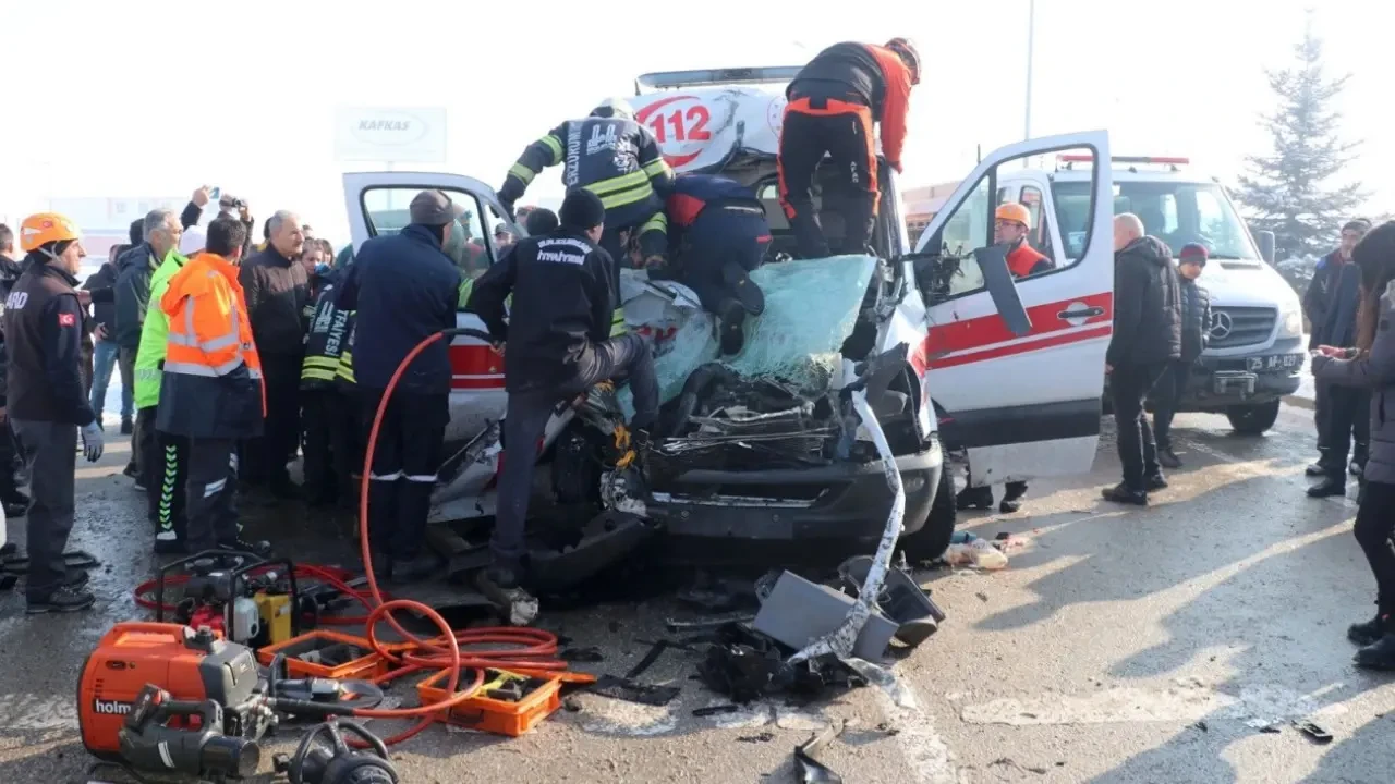 Erzurum’da iki ambulans peş peşe kaza yaptı 2