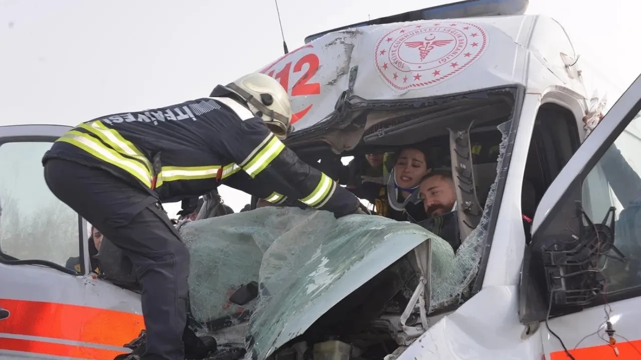 Erzurum’da iki ambulans peş peşe kaza yaptı 4