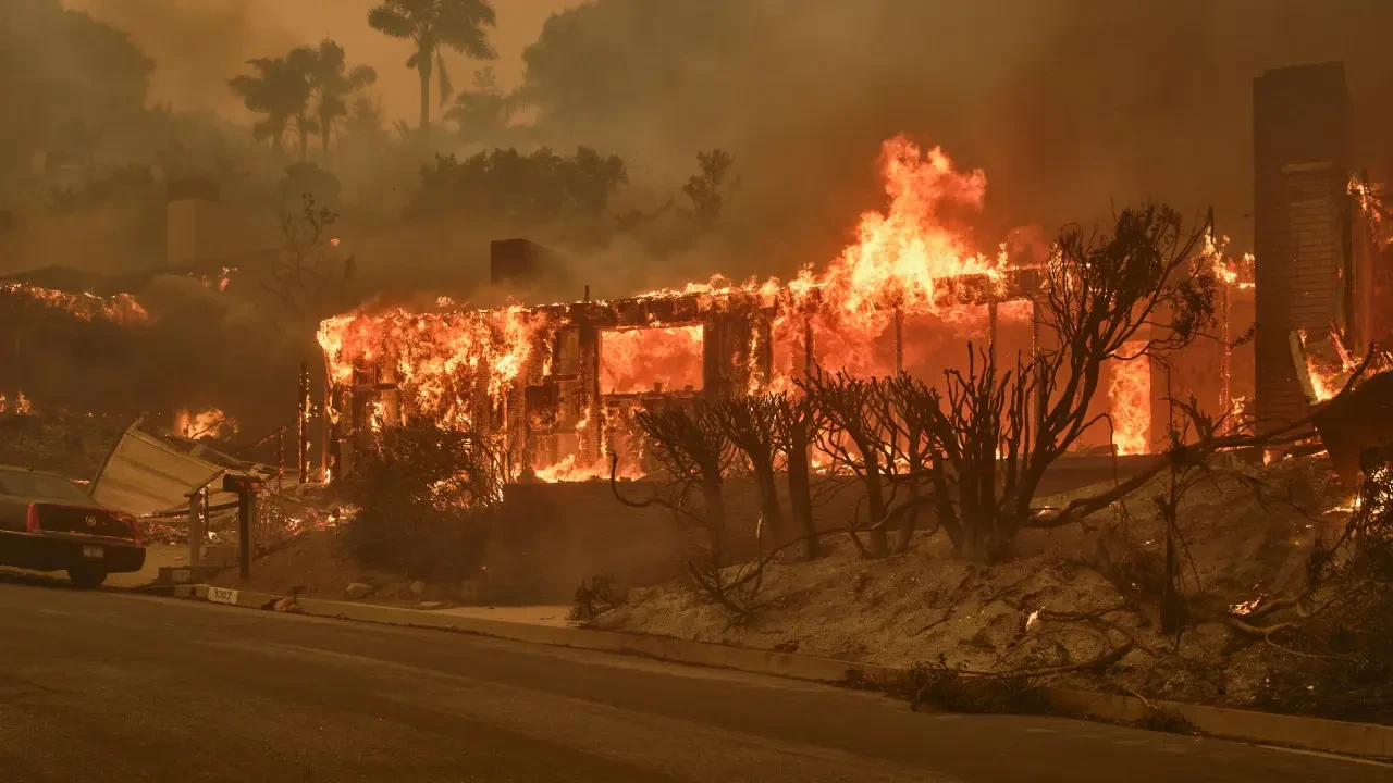 California’da felaket: Orman yangınları sebebiyle 80 bin kişi tahliye ediliyor 1