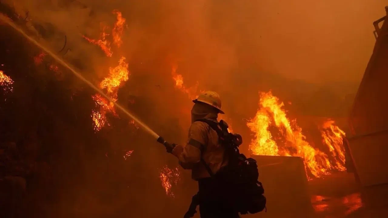 California’da felaket: Orman yangınları sebebiyle 80 bin kişi tahliye ediliyor 6