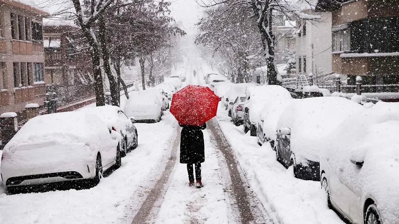 İstanbul'a soğuk hava ve kar yağışı deliyor: Meteoroloji ve AKOM'dan uyarılar 2