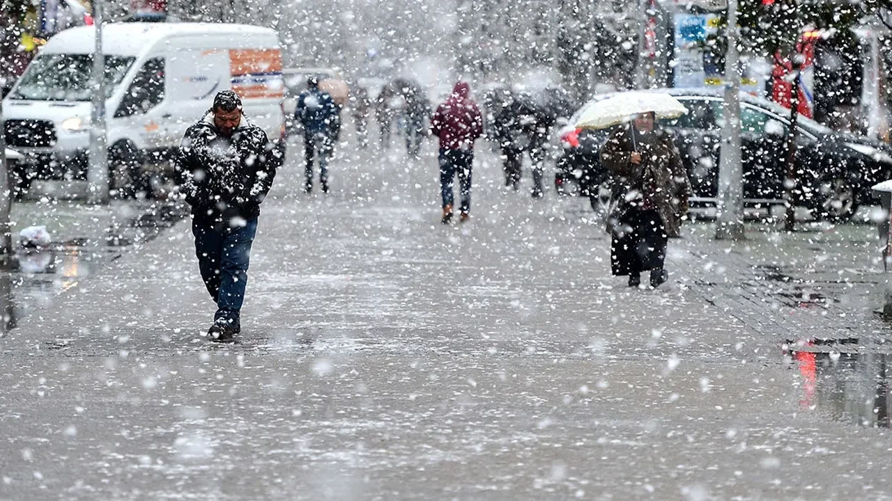 İstanbul'a soğuk hava ve kar yağışı deliyor: Meteoroloji ve AKOM'dan uyarılar 4