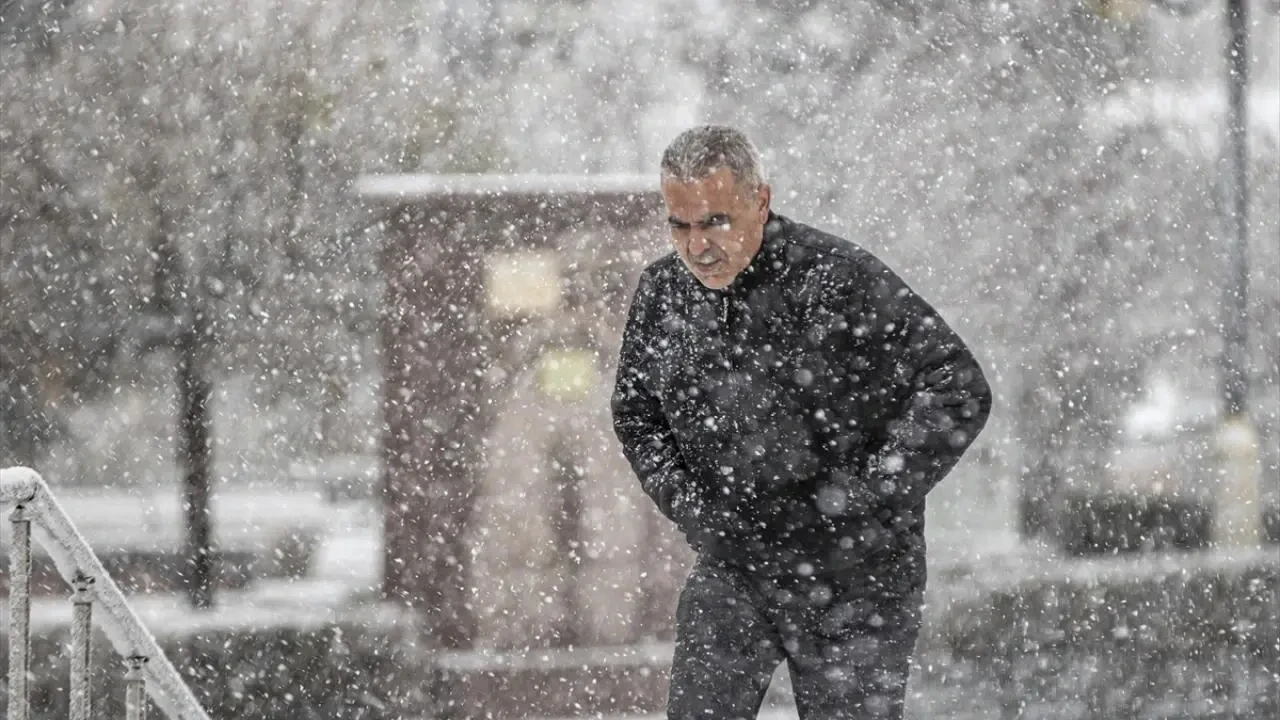 İstanbul'a soğuk hava ve kar yağışı deliyor: Meteoroloji ve AKOM'dan uyarılar 5