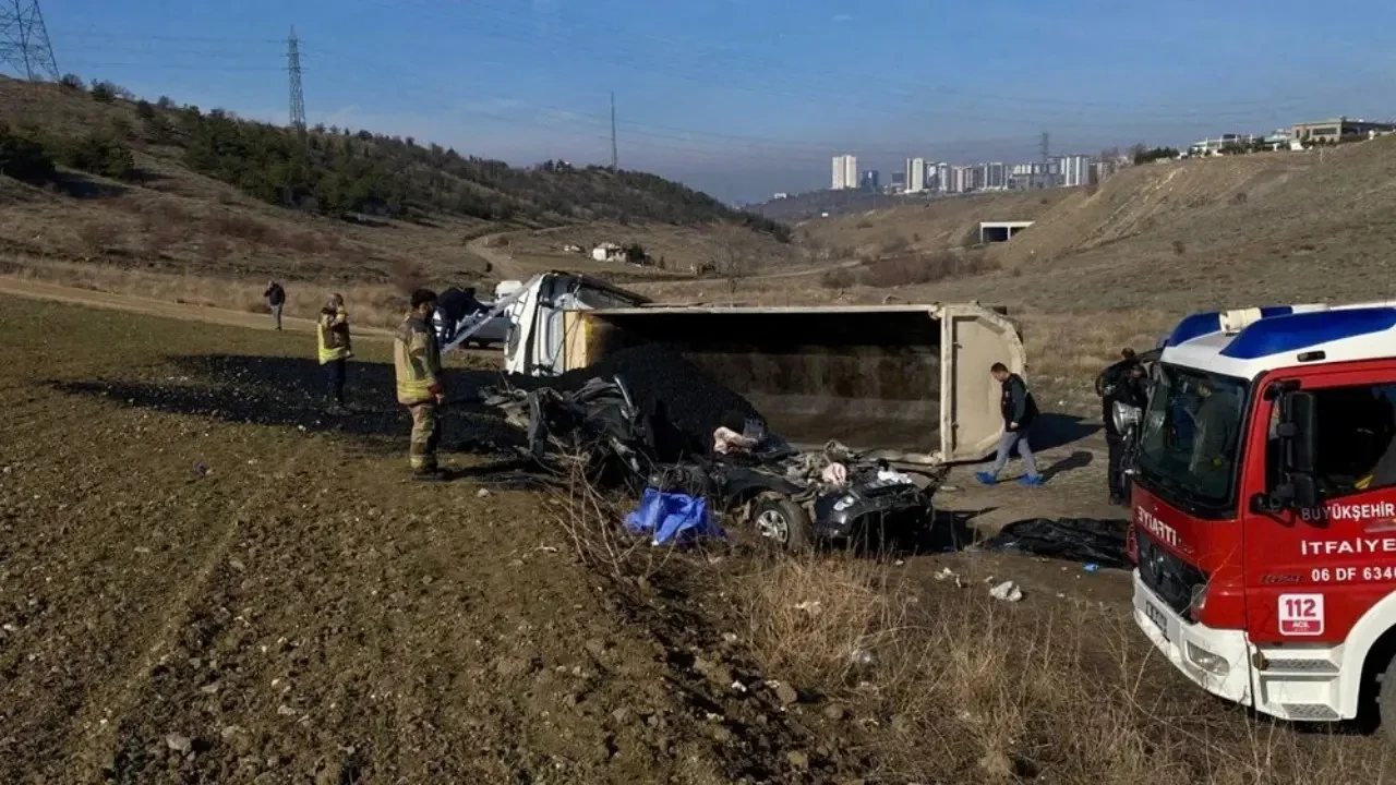 Ankara’da zift yüklü kamyon devrildi: Üç belediye personeli hayatını kaybetti 1