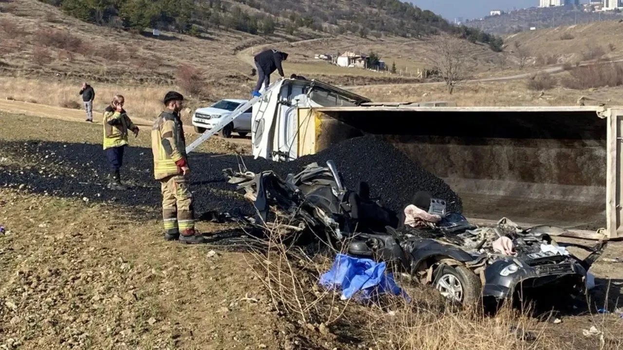 Ankara’da zift yüklü kamyon devrildi: Üç belediye personeli hayatını kaybetti 2