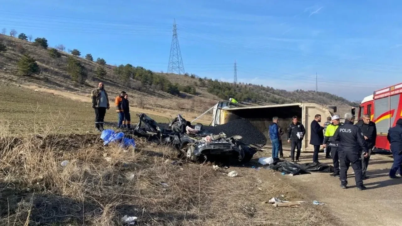 Ankara’da zift yüklü kamyon devrildi: Üç belediye personeli hayatını kaybetti 3