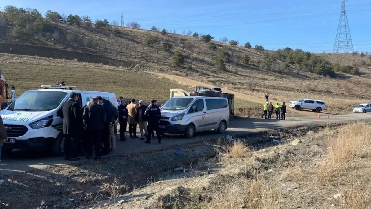 Ankara’da zift yüklü kamyon devrildi: Üç belediye personeli hayatını kaybetti 4