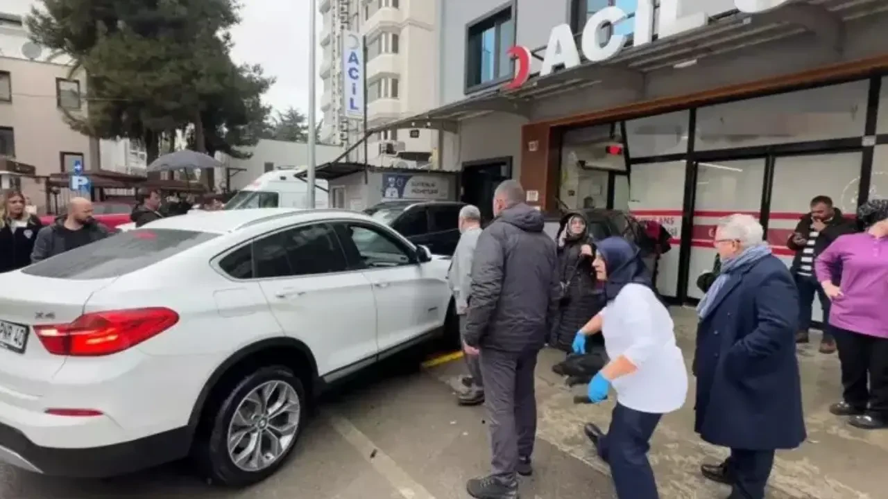 Samsun'da 'otomatik vites' kazası: Lüks araç hastanenin aciline girdi 3