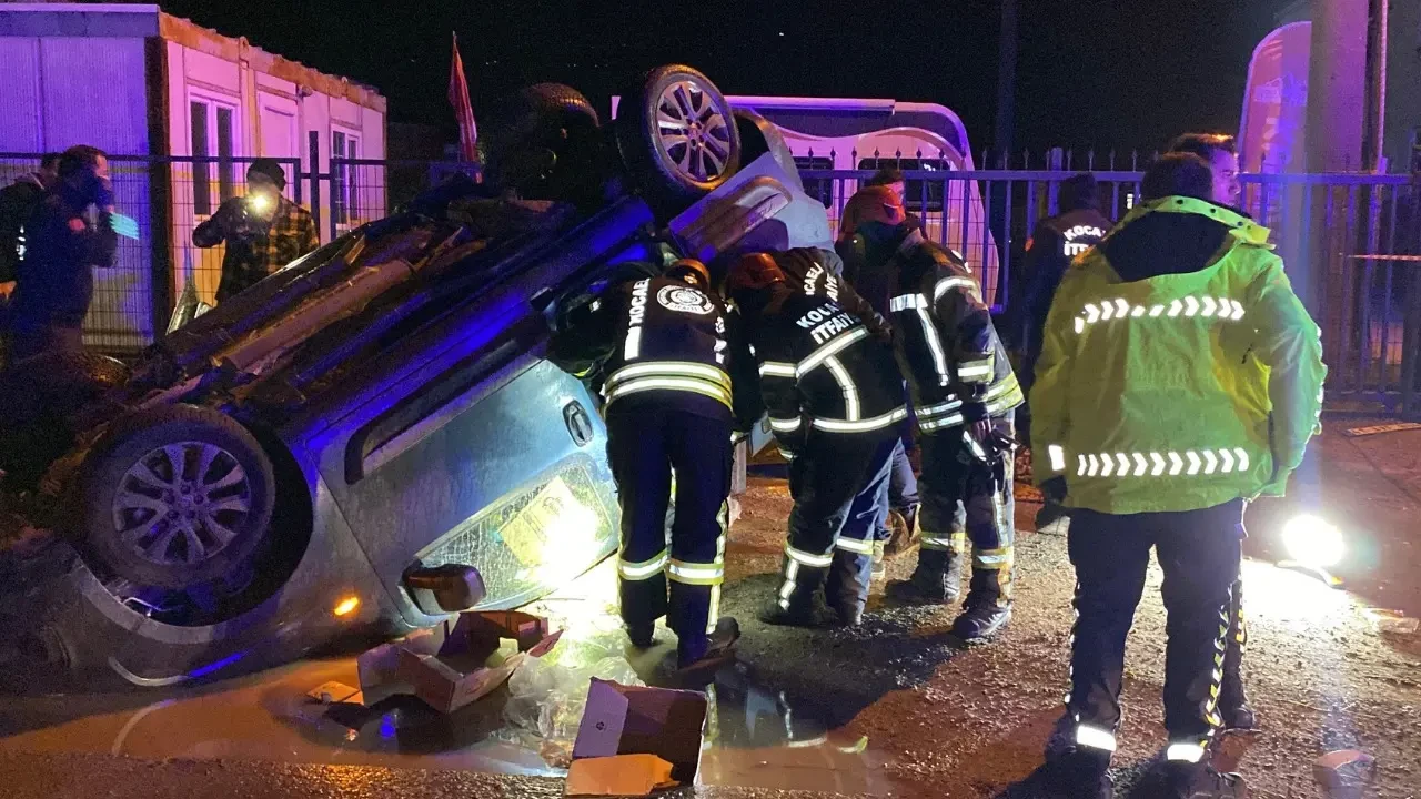 Kocaeli’de tırın arkadan çarptığı hafif ticari araç takla attı: 3 yaralı 2