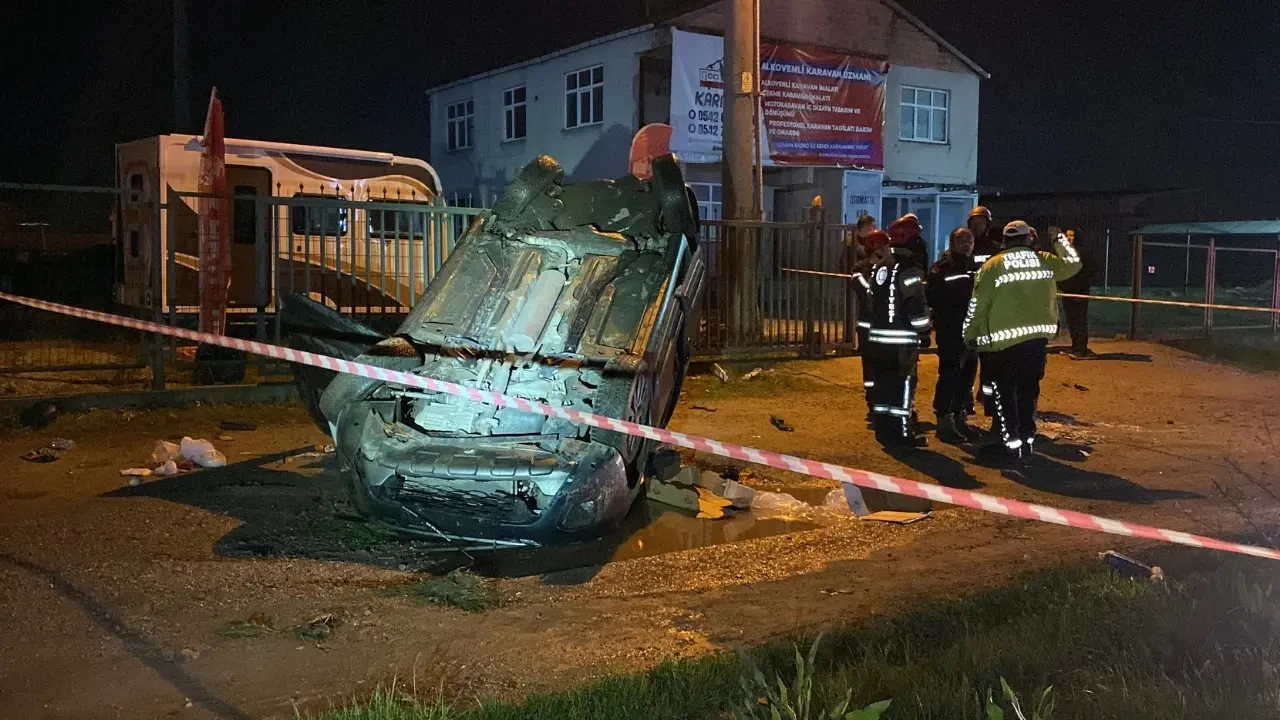 Kocaeli’de tırın arkadan çarptığı hafif ticari araç takla attı: 3 yaralı 3