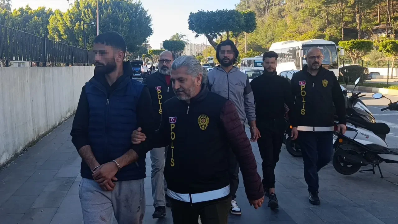 Antalya'da bıçaklı kavga: 3 ağır yaralı, 2 tutuklama 4