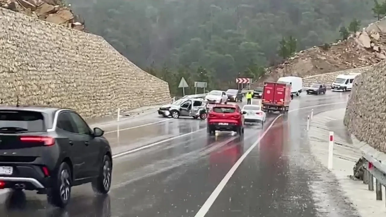 Antalya’da peş peşe trafik kazası: 5 yaralı 5