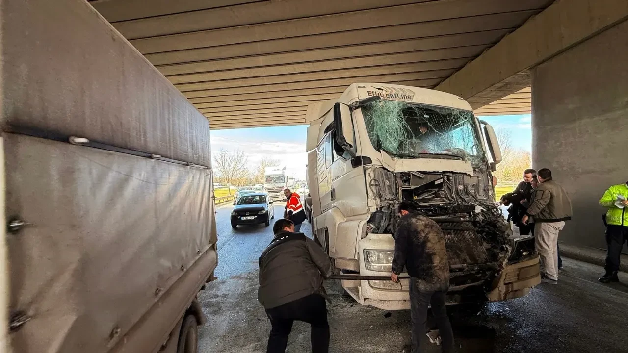 Sakarya'da iki tır çarpıştı: Hurdaya dönen araçtan mucizevi kurtuluş 1