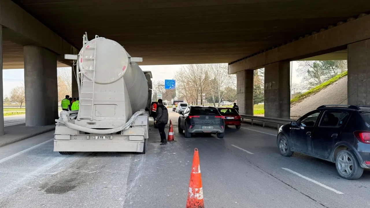 Sakarya'da iki tır çarpıştı: Hurdaya dönen araçtan mucizevi kurtuluş 3