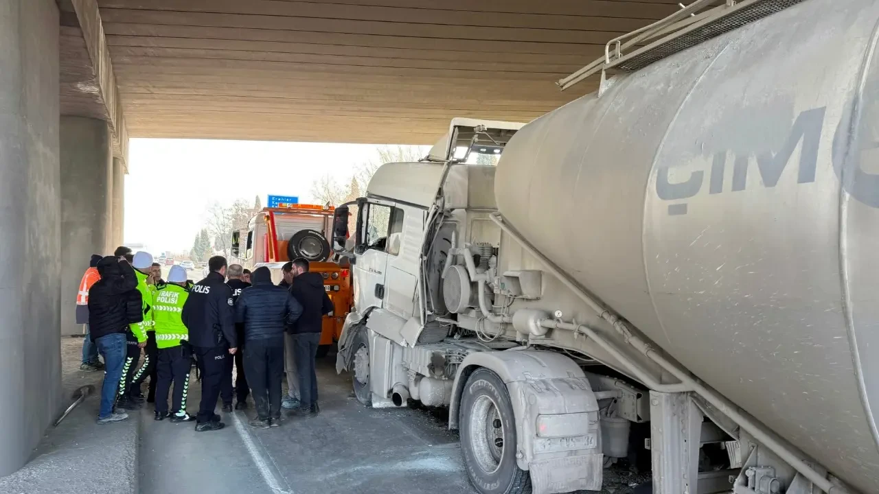 Sakarya'da iki tır çarpıştı: Hurdaya dönen araçtan mucizevi kurtuluş 4