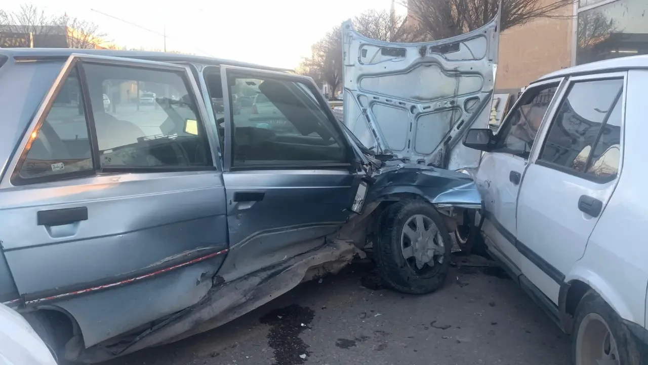 Karaman'da korkutan kaza: İki otomobil çarpıştı, 2 kişi yaralandı 1