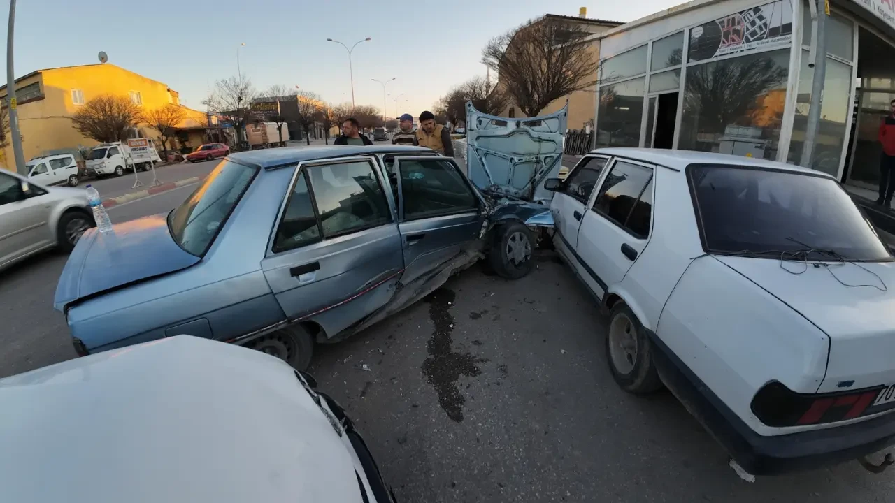 Karaman'da korkutan kaza: İki otomobil çarpıştı, 2 kişi yaralandı 3