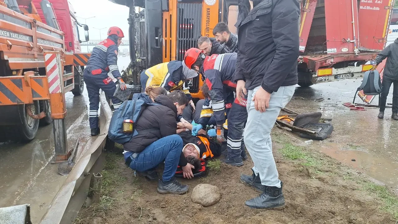 Trabzon'da yol süpürme kamyonu bankete çıktı: Yaralı işçi ve trafikte kaos 1