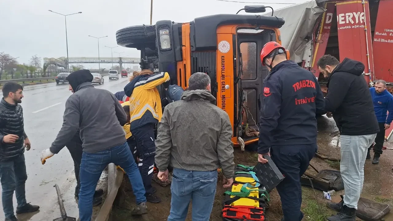 Trabzon'da yol süpürme kamyonu bankete çıktı: Yaralı işçi ve trafikte kaos 2