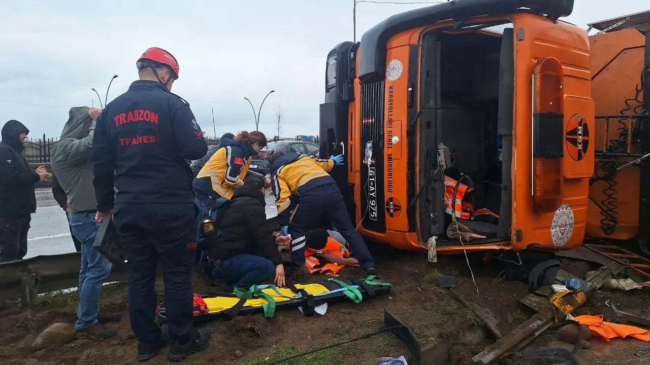 Trabzon'da yol süpürme kamyonu bankete çıktı: Yaralı işçi ve trafikte kaos 3