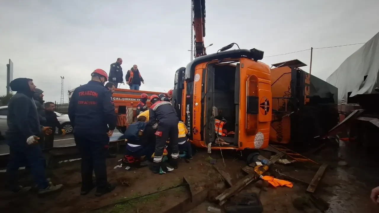 Trabzon'da yol süpürme kamyonu bankete çıktı: Yaralı işçi ve trafikte kaos 4