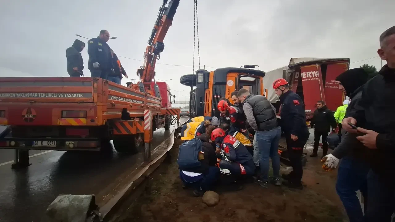 Trabzon'da yol süpürme kamyonu bankete çıktı: Yaralı işçi ve trafikte kaos 5