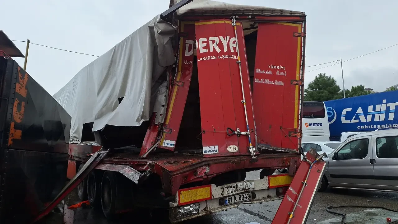 Trabzon'da yol süpürme kamyonu bankete çıktı: Yaralı işçi ve trafikte kaos 6