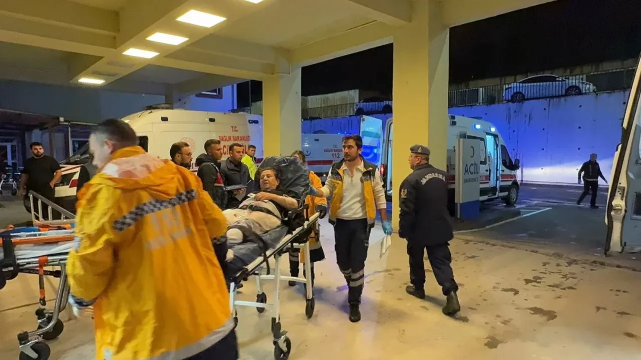 Antalya'da yolcu otobüsü şarampole uçtu: 33 yaralı 1