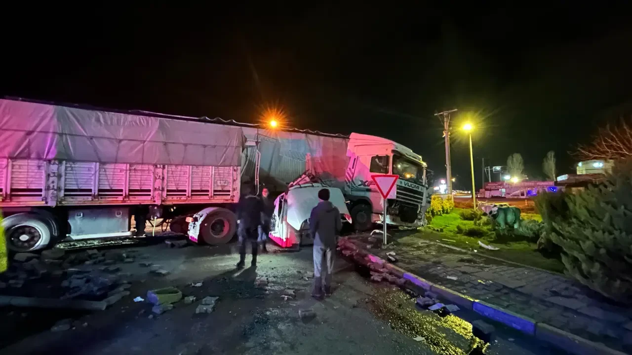 Bursa'da trafik alarmı: Karacabey kavşağında meydana gelen ağır çarpışma 2