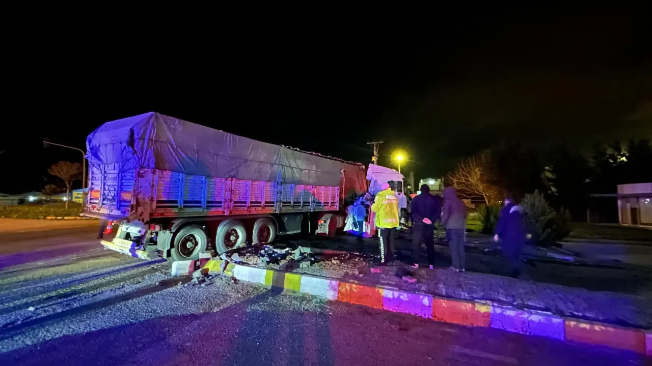 Bursa'da trafik alarmı: Karacabey kavşağında meydana gelen ağır çarpışma 3