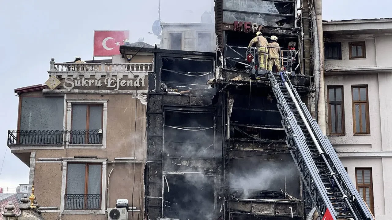 Tarihi Mısır Çarşısı'nın yanındaki restoranda yangın büyük paniğe neden oldu 3