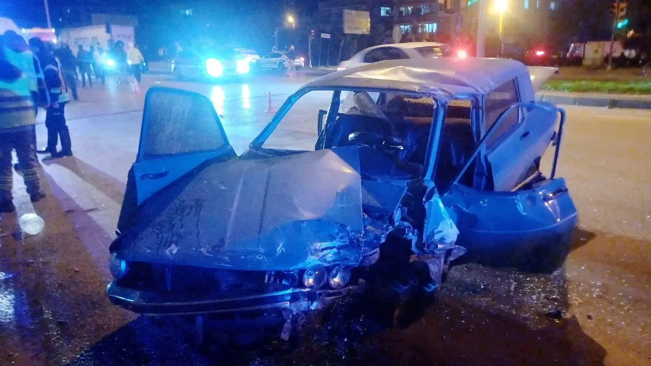 Salihli'de trafik kazası: 2 otomobil hurdaya döndü, 7 kişi yaralandı 2