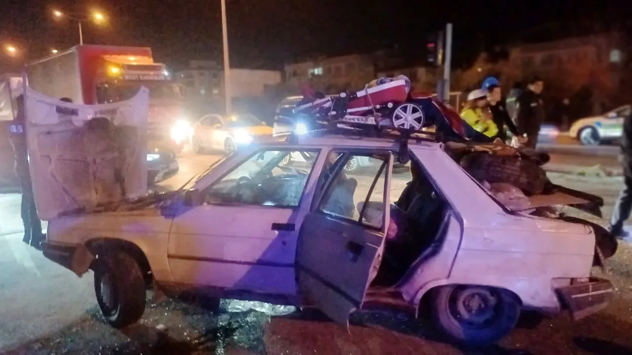 Salihli'de trafik kazası: 2 otomobil hurdaya döndü, 7 kişi yaralandı 4