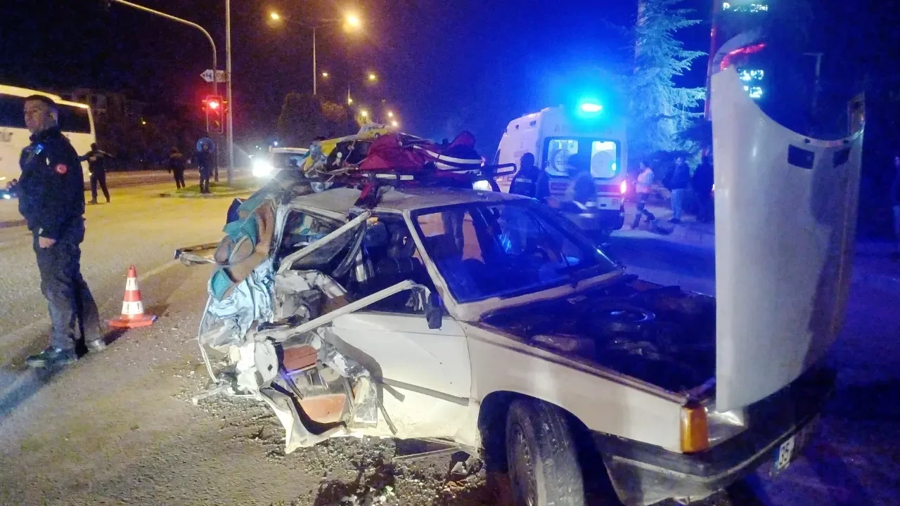 Salihli'de trafik kazası: 2 otomobil hurdaya döndü, 7 kişi yaralandı 5