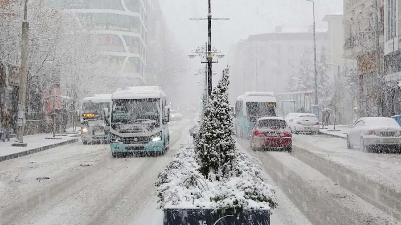 Meteoroloji yeni haritasını paylaştı: 4 ilde eğitime ara verildi, hava durumu kötüleşiyor 4