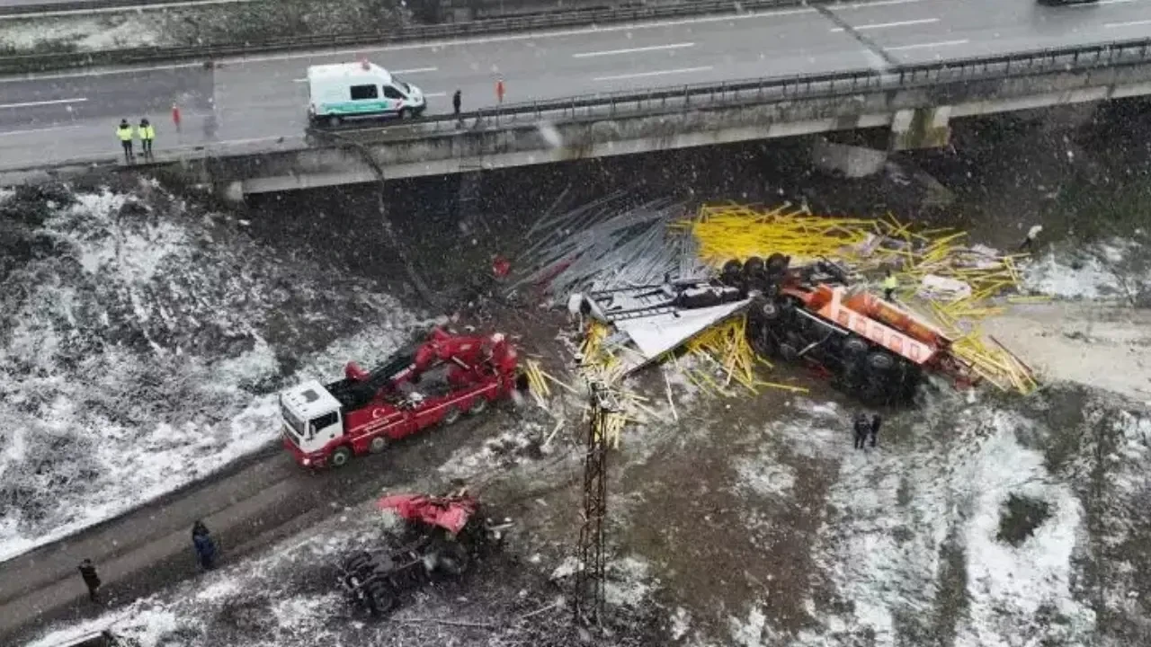 Düzce'de feci kaza: Köprüden uçan araçlar 2 can aldı 1