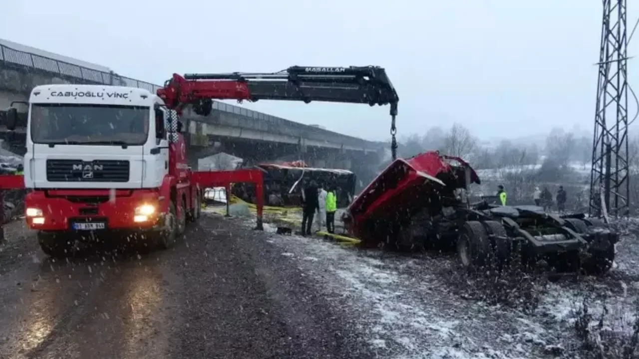 Düzce'de feci kaza: Köprüden uçan araçlar 2 can aldı 4