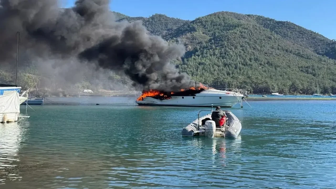 Muğla'da marinada korkutan yangın: Motoryat cayır cayır yandı 1