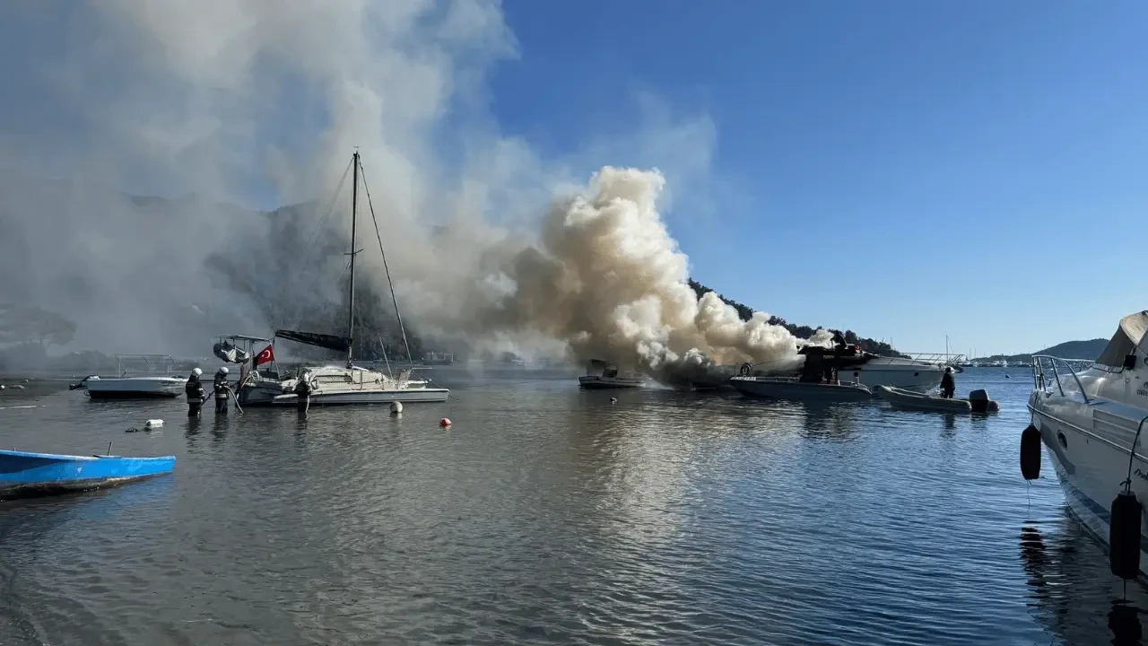 Muğla'da marinada korkutan yangın: Motoryat cayır cayır yandı 2