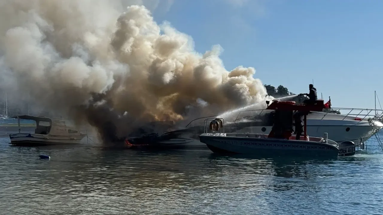 Muğla'da marinada korkutan yangın: Motoryat cayır cayır yandı 3