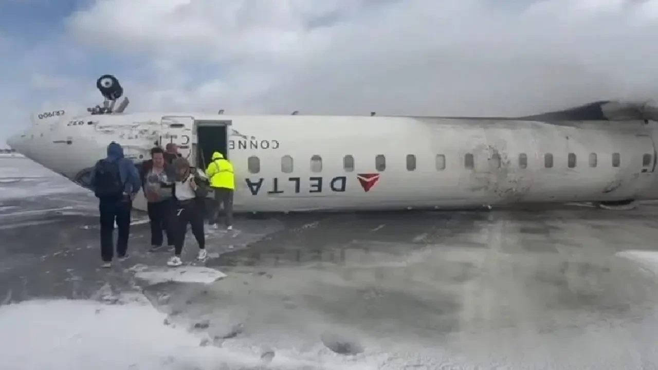 Hayrete düşüren kaza: Uçak ters döndü bir yolcunun bile burnu kanamadı 1