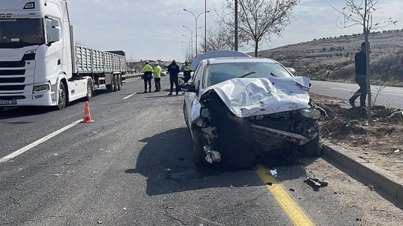 Şanlıurfa'da korkutan kaza: 4 araç birbirine girdi 3