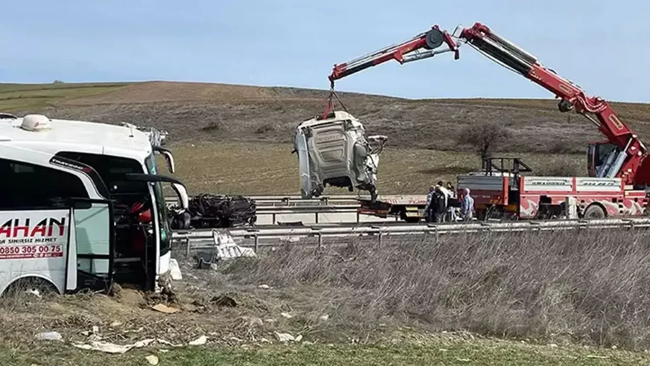 Bilecik'te tır, yolcu otobüsüne çarptı: 11 yaralı 2